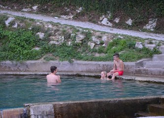 Sveta Jana: Kupaju se u starom bazenu, a mogli su imati toplice