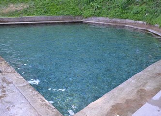 Sveta Jana: Kupaju se u starom bazenu, a mogli su imati toplice
