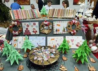 FOTO: Božićna izložba radova učeničkih zadruga