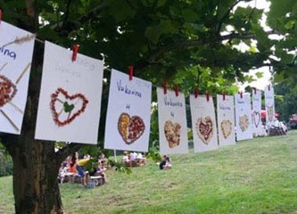 Stari podučili mlade kako su se nekada pekli pečeniki