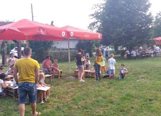 Stari podučili mlade kako su se nekada pekli pečeniki