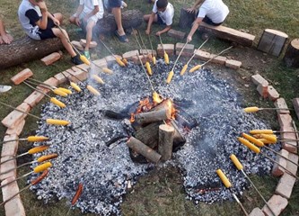 Stari podučili mlade kako su se nekada pekli pečeniki