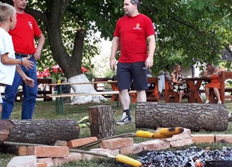 Stari podučili mlade kako su se nekada pekli pečeniki