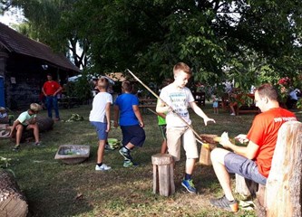 Stari podučili mlade kako su se nekada pekli pečeniki