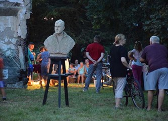 Stari podučili mlade kako su se nekada pekli pečeniki