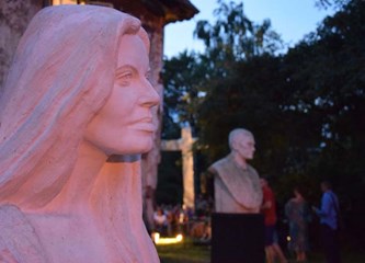 Stari podučili mlade kako su se nekada pekli pečeniki