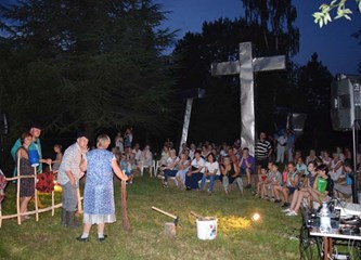 Stari podučili mlade kako su se nekada pekli pečeniki