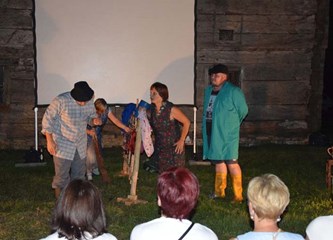 Stari podučili mlade kako su se nekada pekli pečeniki