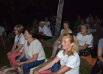 Stari podučili mlade kako su se nekada pekli pečeniki