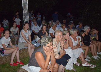 Stari podučili mlade kako su se nekada pekli pečeniki