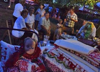 Stari podučili mlade kako su se nekada pekli pečeniki