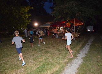 Stari podučili mlade kako su se nekada pekli pečeniki