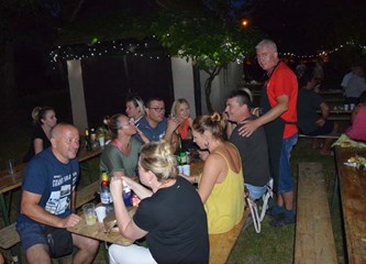 Stari podučili mlade kako su se nekada pekli pečeniki