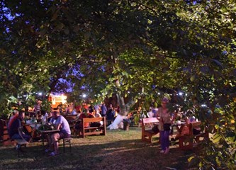 Stari podučili mlade kako su se nekada pekli pečeniki