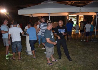 Stari podučili mlade kako su se nekada pekli pečeniki