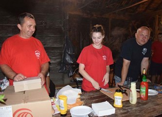 Stari podučili mlade kako su se nekada pekli pečeniki