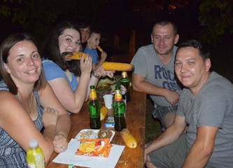 Stari podučili mlade kako su se nekada pekli pečeniki