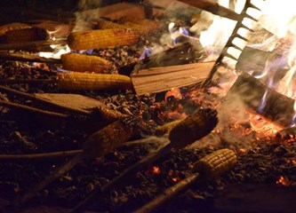 Stari podučili mlade kako su se nekada pekli pečeniki