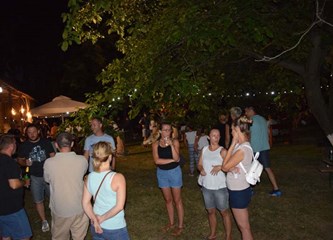 Stari podučili mlade kako su se nekada pekli pečeniki