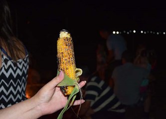 Stari podučili mlade kako su se nekada pekli pečeniki