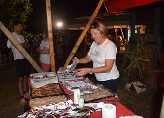 Stari podučili mlade kako su se nekada pekli pečeniki