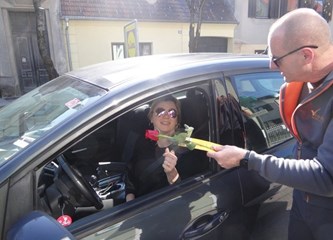 Samobor: Policija darivala žene ružama