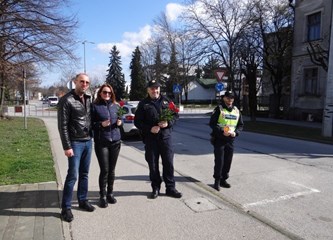 Samobor: Policija darivala žene ružama