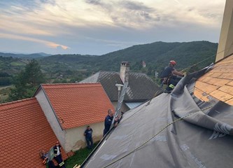 Jaska: Udruženim snagama vatrogasci sanirali krov crkve oštećen u nevremenu
