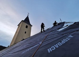 Jaska: Udruženim snagama vatrogasci sanirali krov crkve oštećen u nevremenu