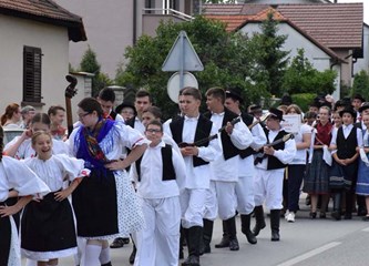 Pjesmom i plesom proslavili Ivanje