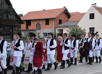 Pjesmom i plesom proslavili Ivanje