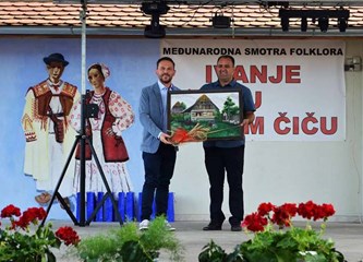 Pjesmom i plesom proslavili Ivanje