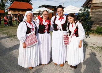 Pjesmom i plesom proslavili Ivanje