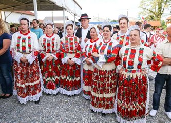 Pjesmom i plesom proslavili Ivanje