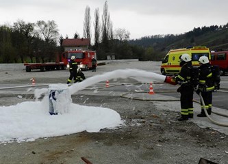 Velika vatrogasna vježba kod Drvne industrije Rubinić