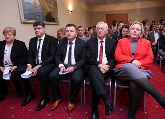 Školarce će i ove jeseni na klupama dočekati besplatni udžbenici i bilježnice