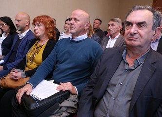Školarce će i ove jeseni na klupama dočekati besplatni udžbenici i bilježnice