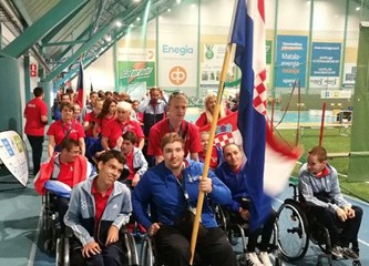 Usponovac Dominik Počekal nosio zastavu na otvaranju Europskih igara mladih