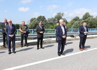 Na mostu u Pokupskom položeni vijenci u spomen na poginule branitelje Zagrebačke županije