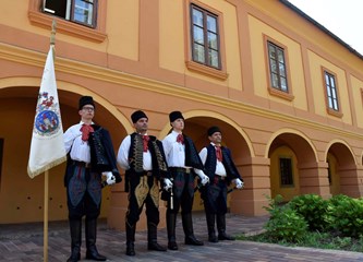 FOTO Ministra Božinovića upoznali s bogatom poviješću Turopolja, ali i podsjetili na jedno neriješeno pitanje
