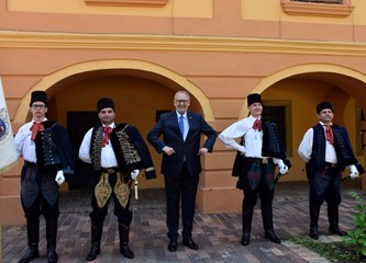 FOTO Ministra Božinovića upoznali s bogatom poviješću Turopolja, ali i podsjetili na jedno neriješeno pitanje