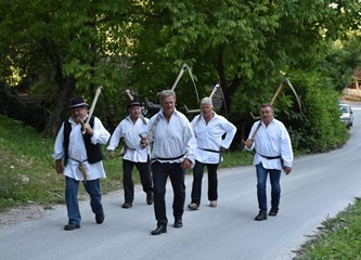 Etno udruga Sveta Jana oživjela stari običaj košnje trave