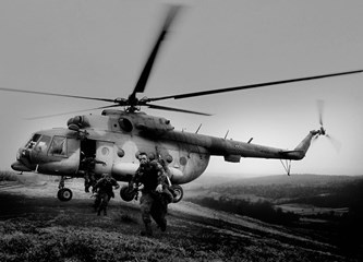 S puškom u jednoj, i fotoaparatom u drugoj ruci, prošao je put 153. brigade HV-a