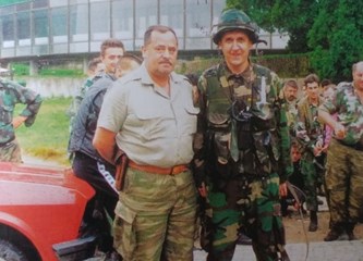 S puškom u jednoj, i fotoaparatom u drugoj ruci, prošao je put 153. brigade HV-a