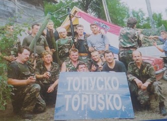 S puškom u jednoj, i fotoaparatom u drugoj ruci, prošao je put 153. brigade HV-a