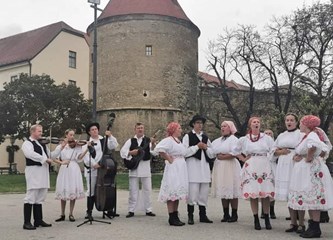 KUD Lipa predstavlja županiju na Vinkovačkim jesenima: Točku snimili ispred katedrale!