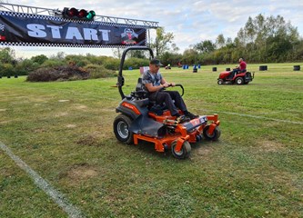 Kestenijada i utrka na kosilicama privukla u Buševec brojne posjetitelje