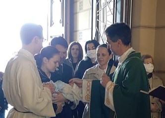 Nesvakidašnji događaj: Obitelj Jaroš krstila jedanaesto dijete