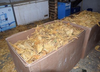 Pronađeno skladište sa 7 tona duhana! Muškarac ga pakirao pa preprodavao po Samoboru