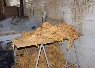 Pronađeno skladište sa 7 tona duhana! Muškarac ga pakirao pa preprodavao po Samoboru